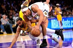 PG电子-关于詹姆斯巅峰对决，凯恩与90激战湖人分钟，战术调整胜负难料！的信息